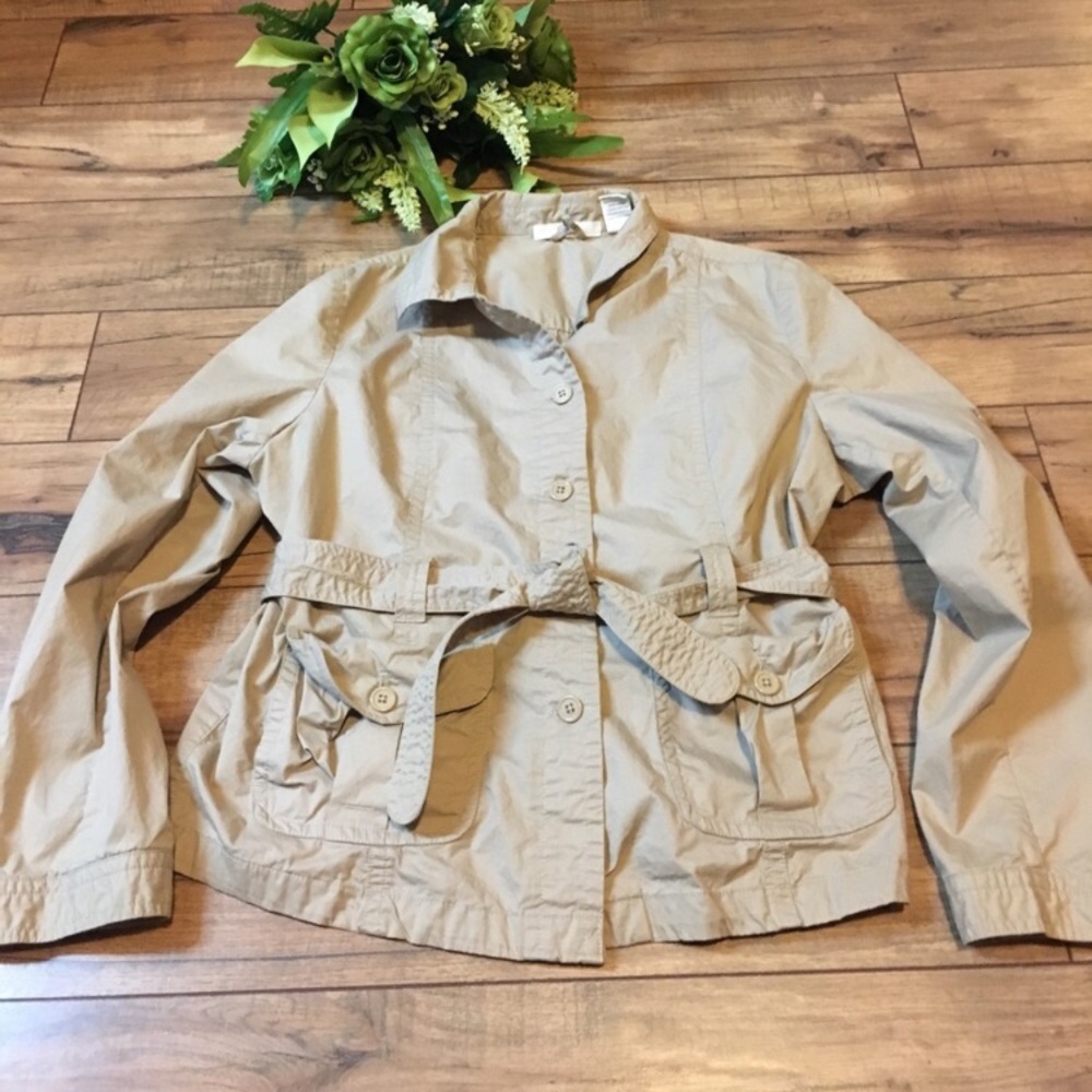 Women’s cute tan light weight jacket size lg